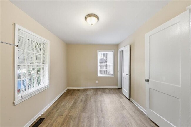 Building Photo - 154 Lawton St SW