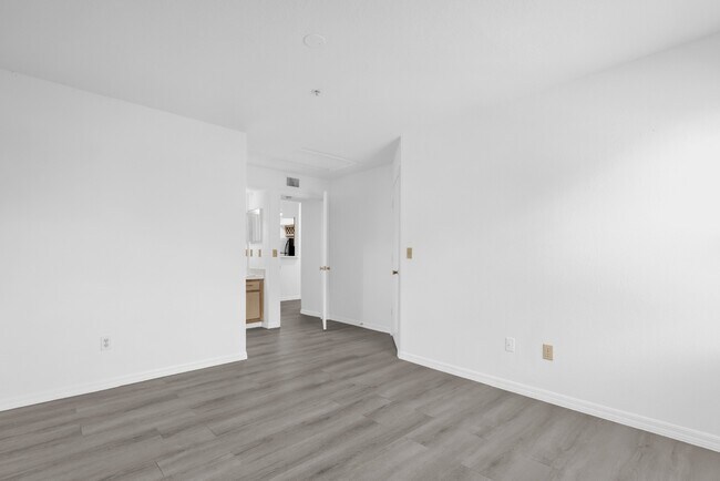 Building Photo - 7360 Westpointe Blvd