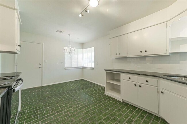 Building Photo - 4309 Woods Dr