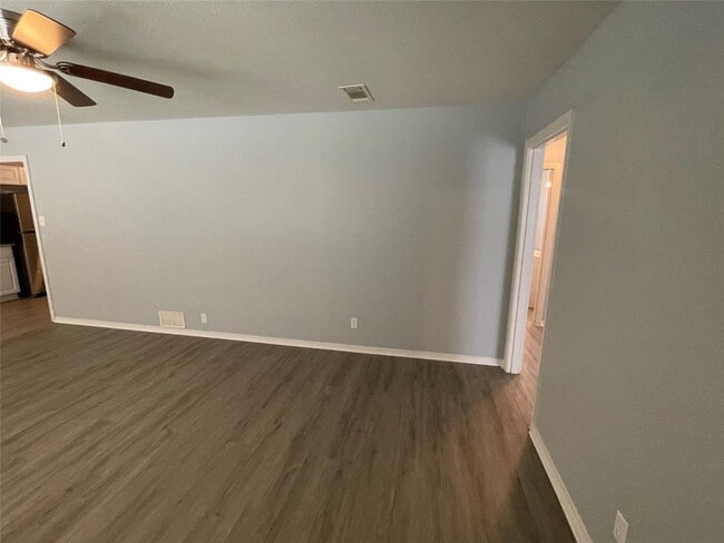Building Photo - 3 BR/2.5BA | Updated Single Family Home | 1-Car Garage Parking | Fenced backyard