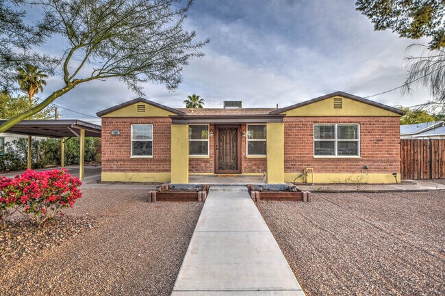 Building Photo - 2 Bd 2 Ba + Guest House with Fully Furnish...