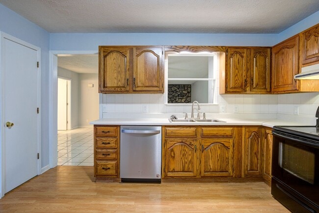 Building Photo - Very nice 4 bed 3 and a half bath home close to Boone Lake