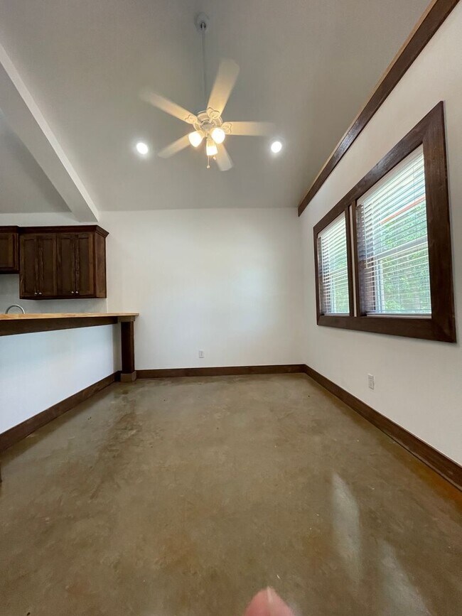 Building Photo - County Living, 2 bed barndominium