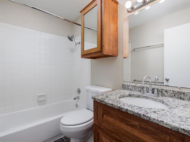 Building Photo - Charming 2 bd 2 bath Condo in Travis Oaks ...