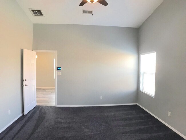 Building Photo - Don't miss out!  Beautiful 3 bedroom Los Lunas Home! Open Layout, spacious living room. Easy I-25...