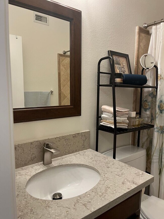 Building Photo - Remodeled, first floor 1428 sq ft, 2 bed+ ...