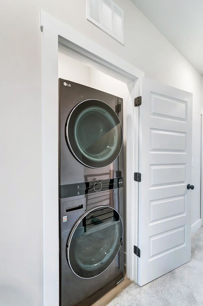 Building Photo - 3 Bedroom Townhome minutes from South End!