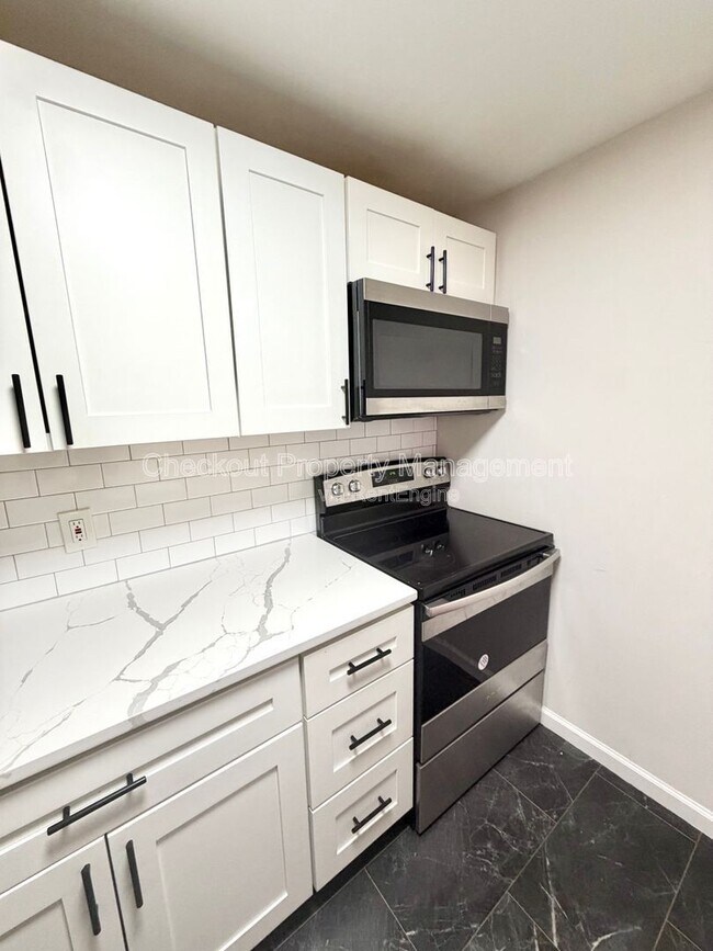 Building Photo - 5535 Pershing Ave