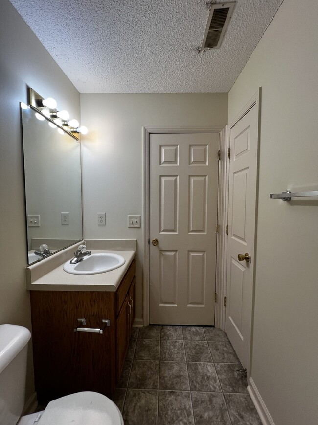 Building Photo - Charming 3 Bed, 2.5 Bath Home in Clarksvil...