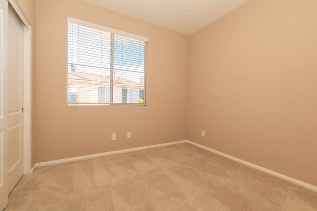 Building Photo - Spacious 3 Bed/2.5 Bath in Desirable UTC La Jolla Community of Toscana