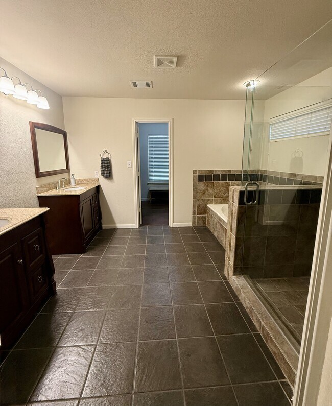 Building Photo - 510 Roble Fino