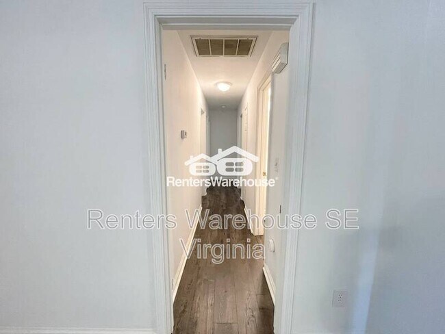 Building Photo - 411 Linkenborough Dr