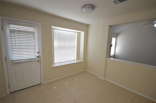 Building Photo - 718 Meadow View Dr