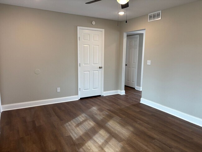 Building Photo - 3 Bed 1 Bath Remodeled House