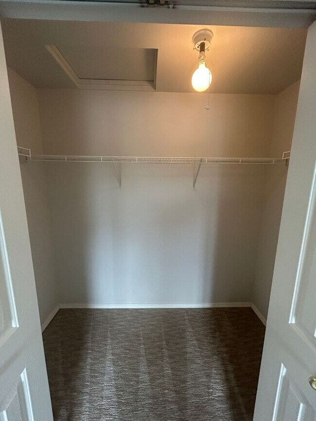 Building Photo - 3 Bed, 2.5 bath Kent house w/2-car garage ...