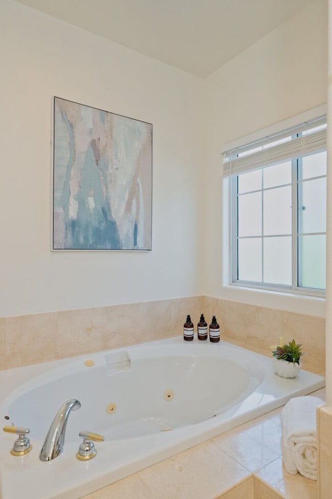 Building Photo - BEAUTIFUL 4 BED 3 BATH UNIT!!!!!