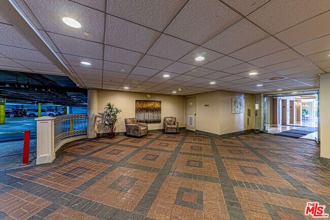 Building Photo - 620 S Gramercy Pl