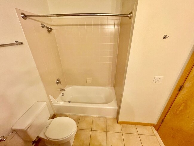 Building Photo - Top-Floor Riverfront Living with Broadway Bridge Views | 2 Bed + 2 Bath + Parking