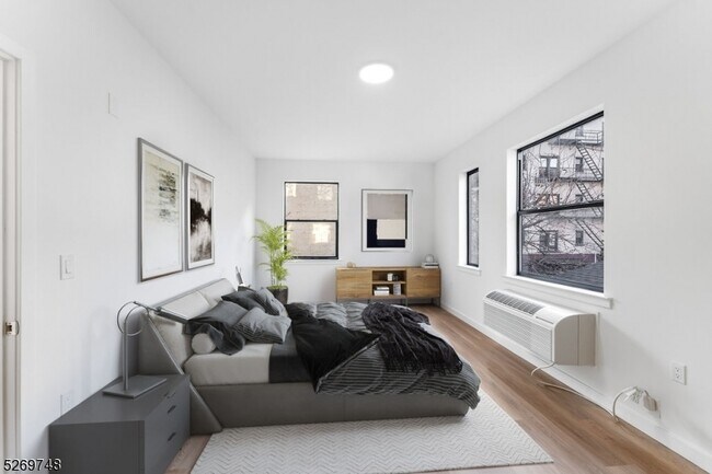 Primary Photo - 25 Freeway Dr E