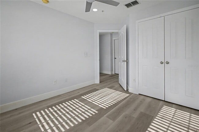 Building Photo - 1042 WATERSIDE Dr