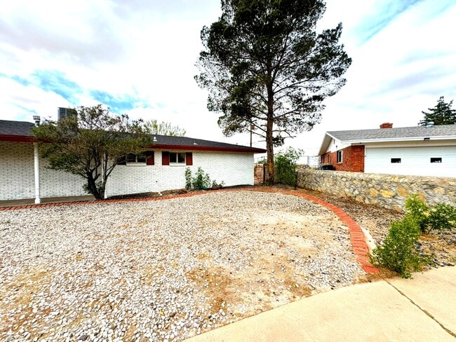 Building Photo - 139 Clairemont Rd