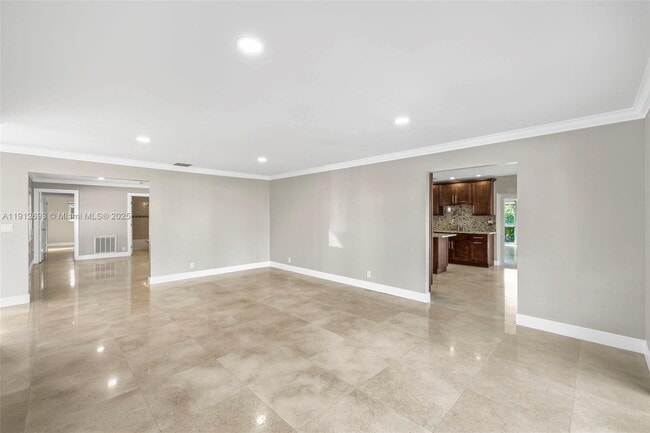 Building Photo - 633 Solar Isle Dr