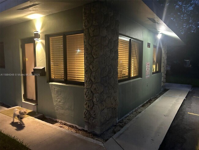 Building Photo - 1050 NE 9th Ave