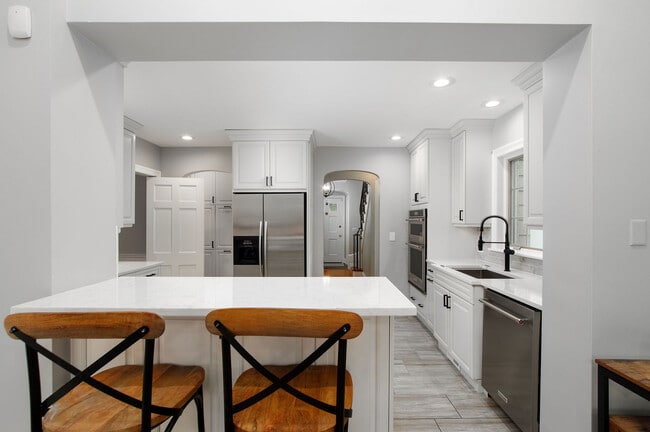 Building Photo - 9445 Avers Ave