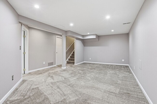 Building Photo - 5 bedroom, 3 bath home in desirable Arvada neighborhood.