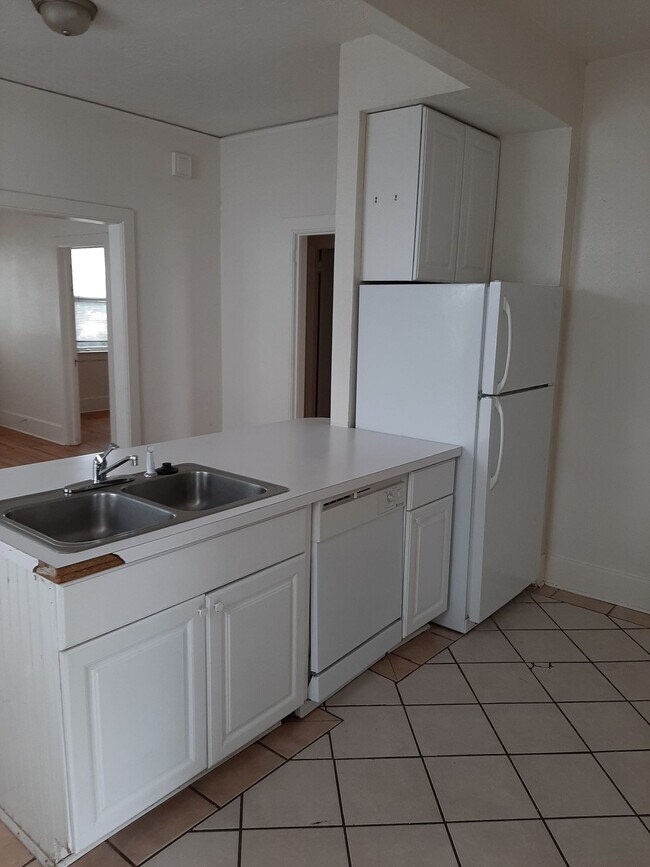 Building Photo - College Housing - 4 bedrooms