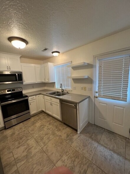 Building Photo - 888 Hamlet Cir N