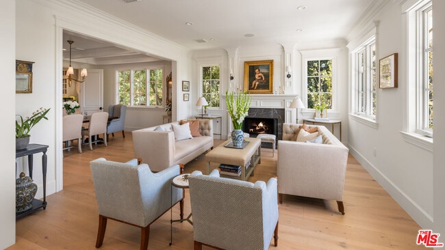 Building Photo - 146 N Carmelina Ave