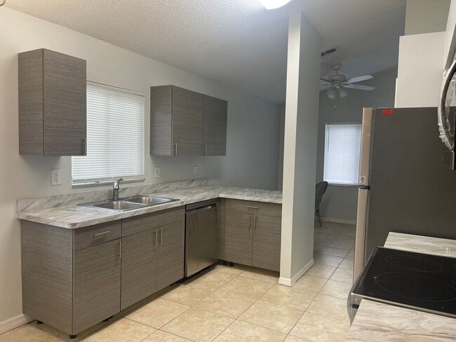 Building Photo - Orlando/Orlovista - For RENT 3 Bedroom, 2 Bathroom, 2 Car Garage