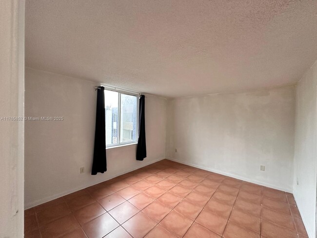 Building Photo - 10000 NW 80th Ct