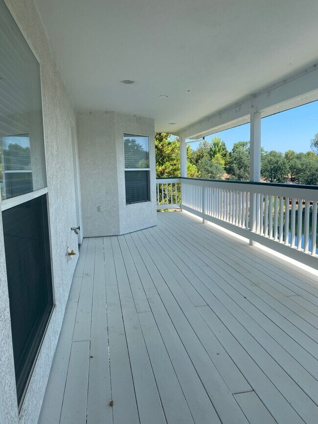 Building Photo - Beautiful Lakefront Home in the Vineyard! 55+ community