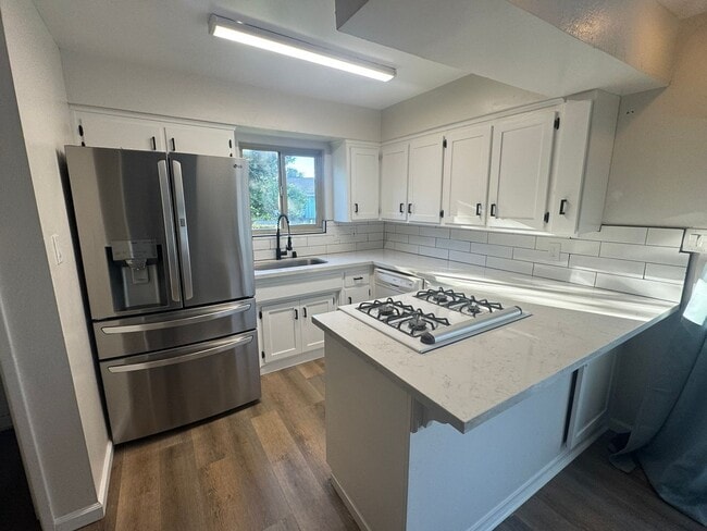 Building Photo - Upgraded Corner Townhouse - 2 bed/1.5 bath