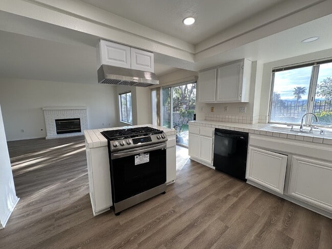 Building Photo - Charming Castaic Home Available 4/7/26