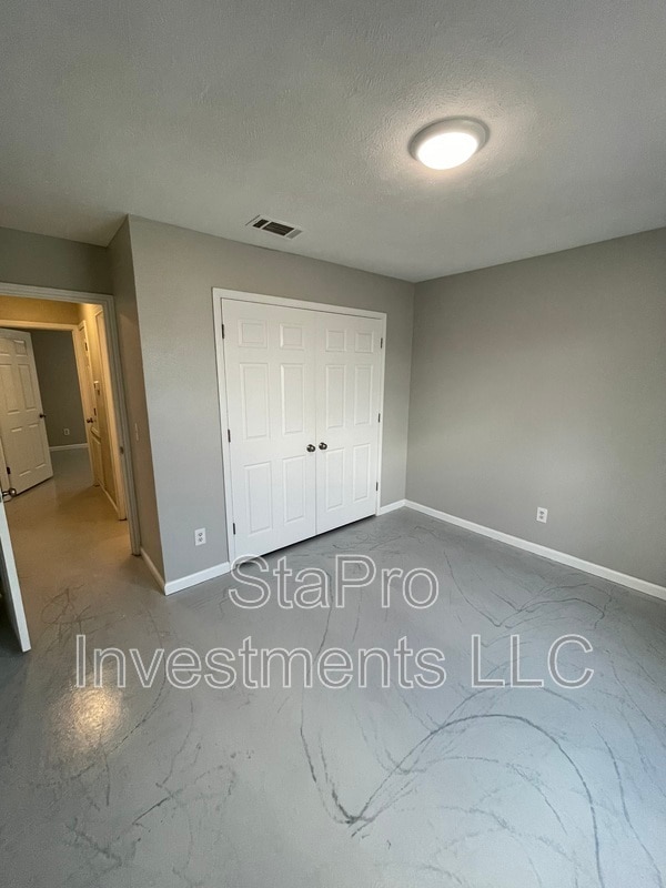 Building Photo - 106 Village Pl