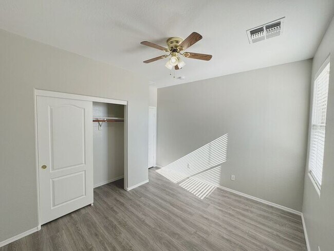 Building Photo - MOVE IN SPECILAS!! 5BD 3BA IN JOHNSON RANC...