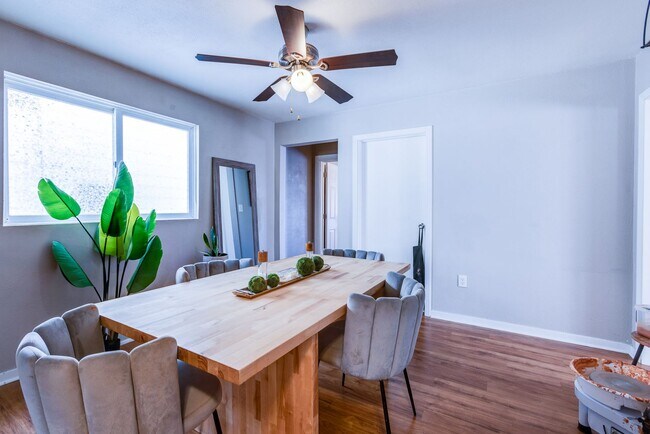 Building Photo - 1022 E Warrington Ave