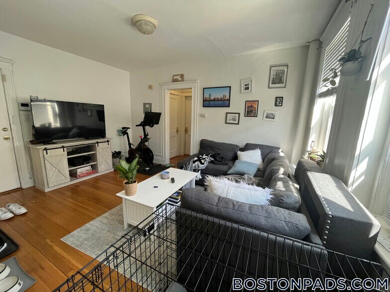 Building Photo - 121 Park Dr