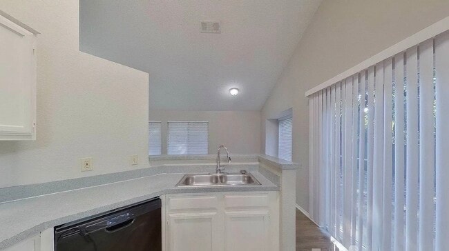 Building Photo - MOVE IN READY