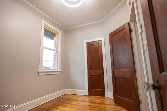 Building Photo - 32 112th St