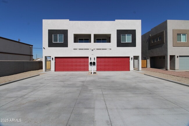 Primary Photo - 2516 E Broadway Rd