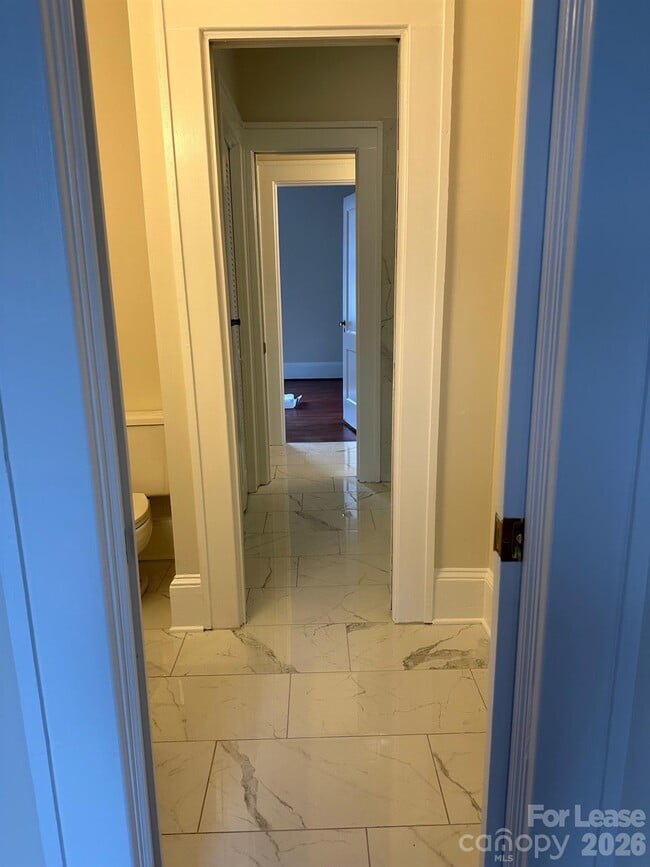 Building Photo - 407 W 9th St