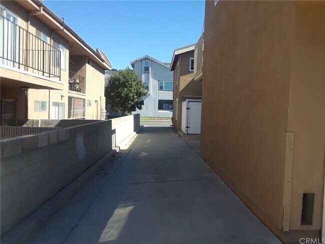 Building Photo - 16961 Green Ln