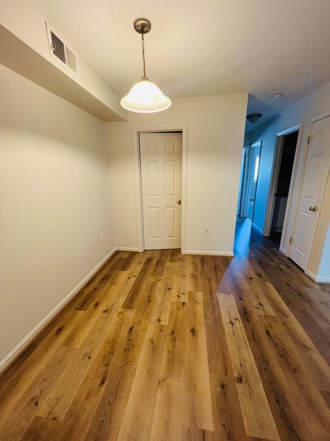 Building Photo - Large 2BR/1.5 bath apartment!