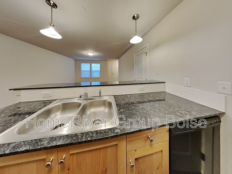 Building Photo - 1324 S Edgewater Cir
