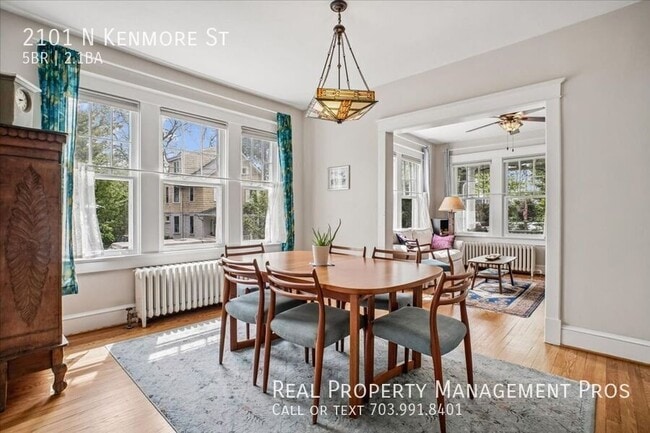 Building Photo - 2101 N Kenmore St