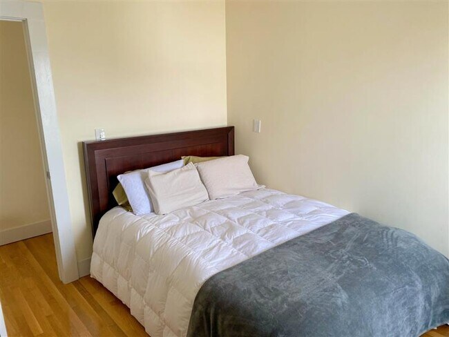 Building Photo - 14 Rockland Pl